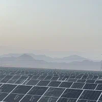 کارگر ساده در نیروگاه خورشیدی