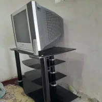 میز صندلی و تلوزیون و زیر تلویزیونی