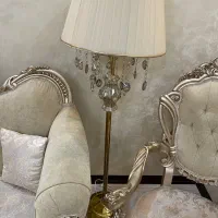 آباژور ایستاده کنار سالنی