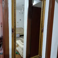 دو آینه قدی کاربردی و ی میز عسلی تمیز