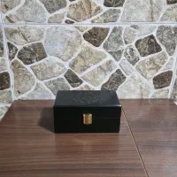 اِستند ساعت و دستبند