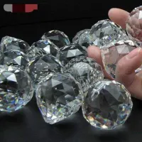 تعدادی کریستال و متعلقات مونتاژ لوستر
