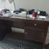 میز اداری چوبی همراه با شیشه
