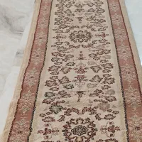 یک فرش کناره و یک تابلو نقاشی کار دست