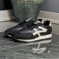 کتونی اسیکس|کیف، کفش، کمربند|قم, قلعه عموحسین|دیوار