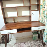 کتابخانه و میز تحریر