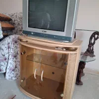 تلویزیون به همراه میز