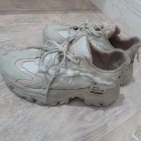 تعدادی کتونی وکفش