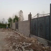 زمین-ارزنده-در-رشت-دیوار-کشی-شده-با-در