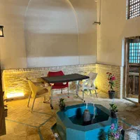 اقامتگاه بوم‌گردی ماه‌نشین دربست کاشان|اجارهٔ کوتاه‌مدت آپارتمان و سوئیت|کاشان, درب باغ|دیوار