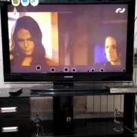 تلویزیون سامسونگ با میز و دستگاه