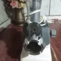 یک دستگاه چرخ گوشتی.