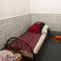 تخت فلزی با تشک و ملافه سالم