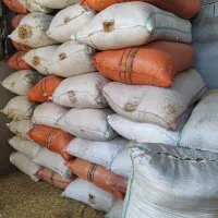 یک تن کاه موجود است