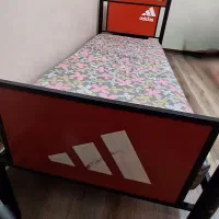 تخت خواب قرمز سالم