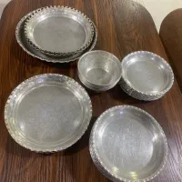 تعدادی کاسه و بشقاب سینی چینی و روحی