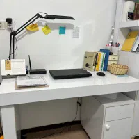 میز و کتابخانه