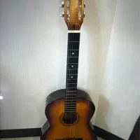 گیتار والنسیا و‌کیف چرم و کتاب یادگیری