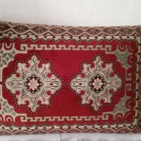 یک جفت پشتی طرح سنتی بسیار تمیز