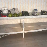 میز میوه فروشی.  چند عدد قفسه. هم هست