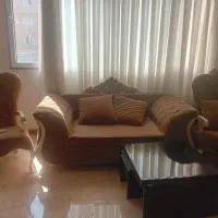 یه دست مبل ۴ نفره با میز جلو مبلی ۴ تومن