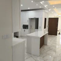 کابینت نئوکلاسیک‌ روکش با رنگ سفید برفی و طرح چوب