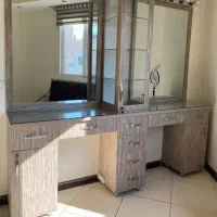 میز و اینه ارایشگاه زنانه