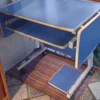 کتابخانه چوبی و میز تحریر