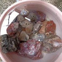 تعدادی سنگ جاسپر و عقیق طبیعی و زیبا