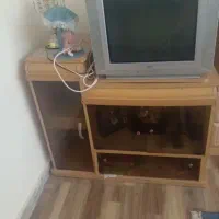 میز و تلویزیون و دستگاه دیجیتال