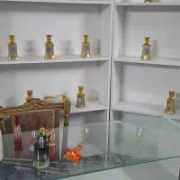 پیشخوان و قفسه و ویترین