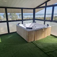 ویلای ساحلی با جکوزی رو ب دریا دربست کامل