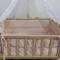تخت گهواره شو کنار مادر