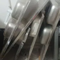 چند عدد سینک ظرفشویی و یک قفس یک متر بیشتر