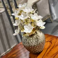 گل  دارای برگ مصنوعی است