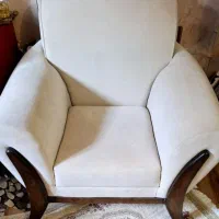 دو عدد مبل راحتی تکنفره یک جلو مبلی و کوسن