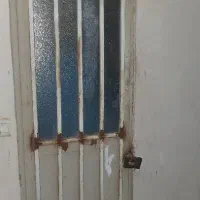 در آهنی انباری قدیمی سنگین