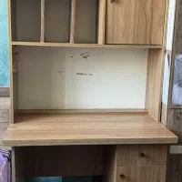 میز تحریر و کتابخانه