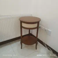 میز چوبی کنار سالنی