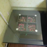 یک میز عسلی بزرگ و دو جلو مبلی