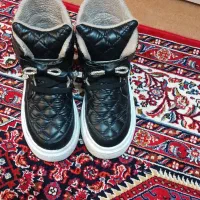 کاپشن.کفش|لباس|آذرشهر, |دیوار