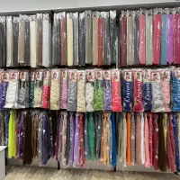 فروشنده خانم در محیط کاری آرامش بخش