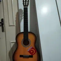 گیتار سالم نو بدون استفاده همراه با دفترچه