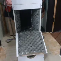 یک اکواریوم با کل لوازم ویک خانه ی حیوانات خانگی