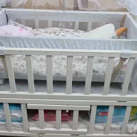 تخت کنار مادر همراه گهواره