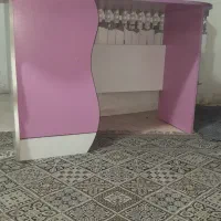 یه عدد میز تحریر صورتی