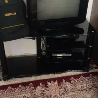 تلوزیون سامسونگ تمیز و دستگاه دیجیتال و میز