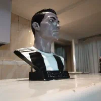 مجسمه رونالدو تمیز