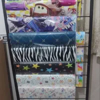 استند کاغذ کادو و کتاب داستان