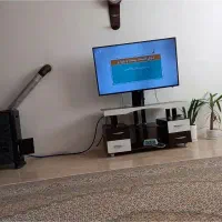 میز تلوزیون مرتب و تمیز